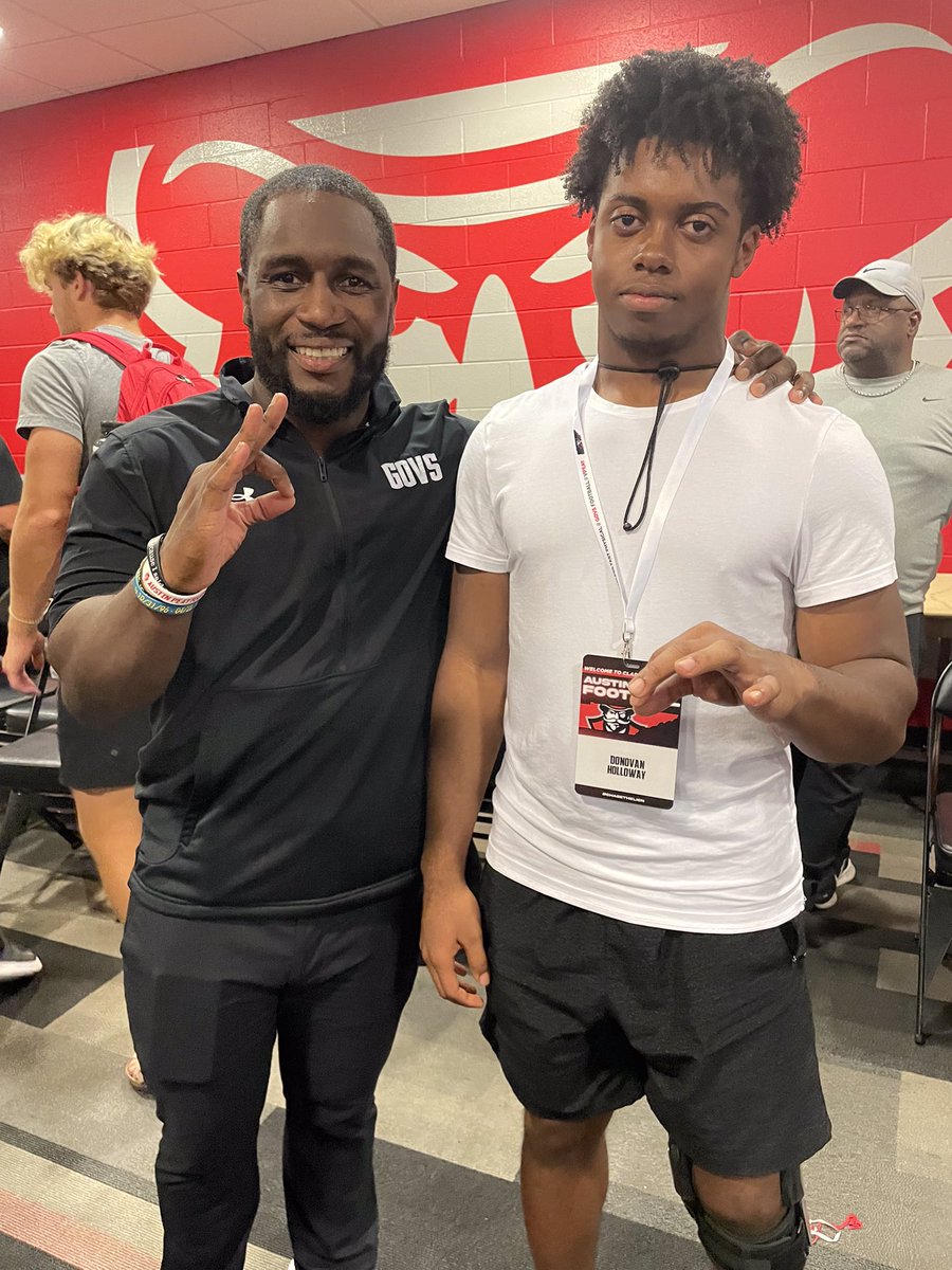 Dholloway_24's tweet image. Always a great time at @GovsFB 🔥appreciate the hospitality #GoGovs @BuddyODell @CoachFoster23 @CoachMC_APSU @APSUCoachSW @strengthcoach34 @Coach_Kriesky