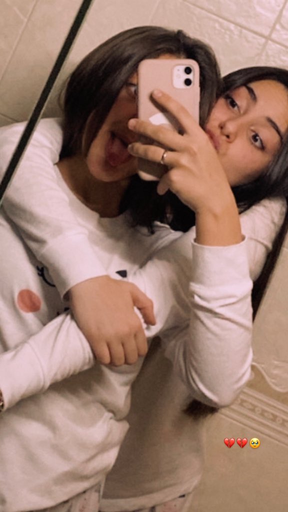 con el cora roto
💔💔💔💔💔💔