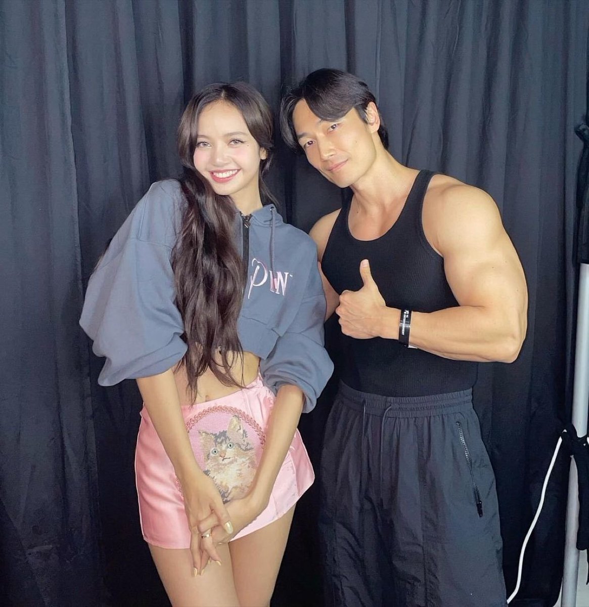 choquei's tweet photo. 🚨FAMOSOS: Lisa (BLACKPINK) e um fã em nova foto. https://t.co/PqkjqwII9z