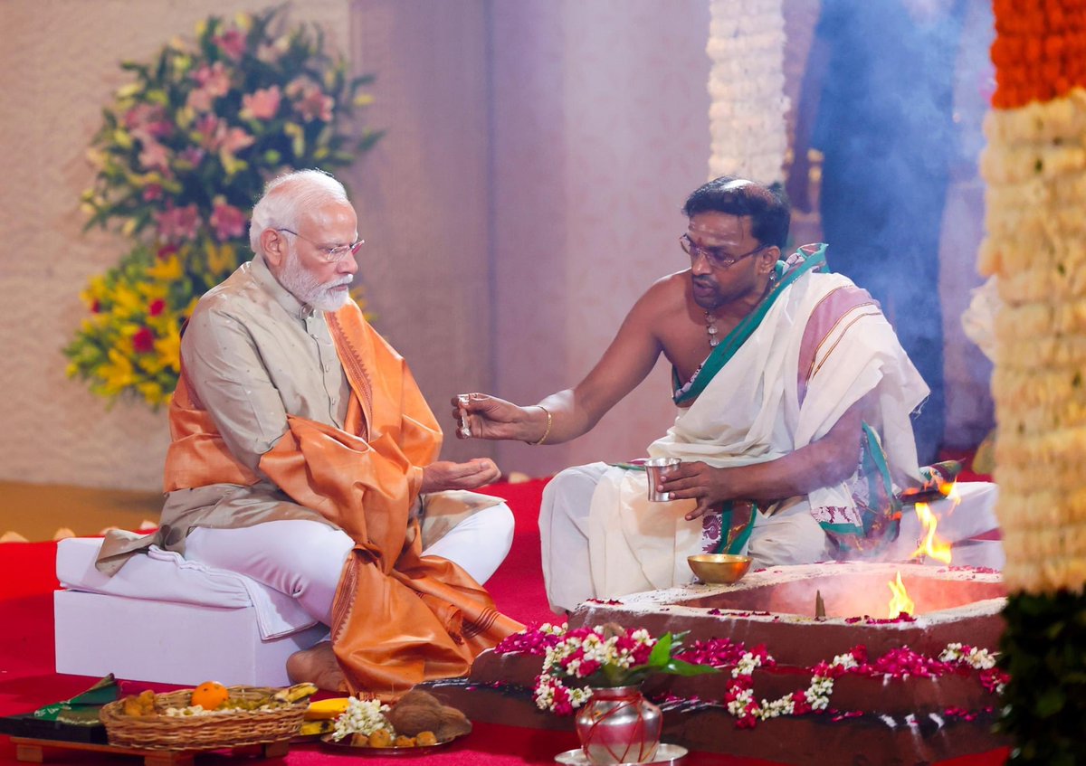iamLalitdave's tweet photo. जो धर्म के साथ जीता हे                            धर्म की रक्षा करता है                                 वही युग पुरुष कहलाता हे                           हमारे आदरणीय वड़प्रधान                        श्री नरेन्द्र मोदीजी को जन्म                     दिनकी शुभकामनाएँ ❤️ https://t.co/kz7PzDyNoT