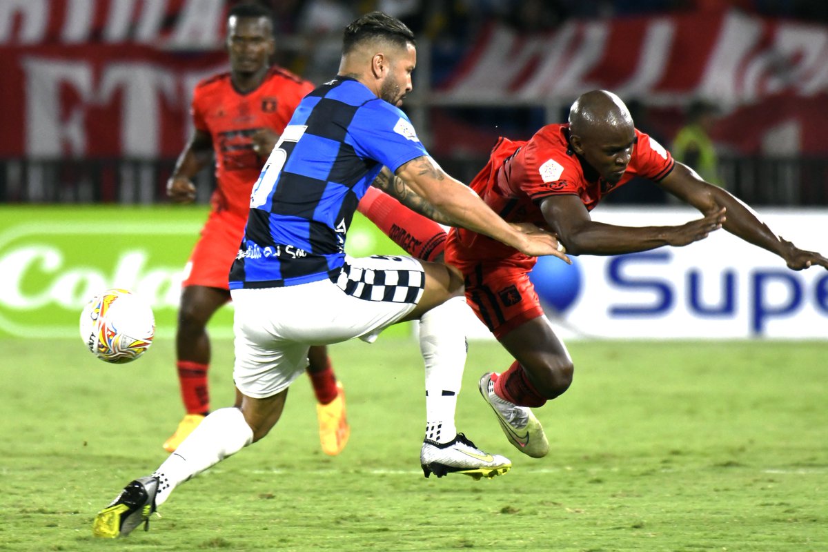 ospafoto's tweet photo. América vs Chicó
Con 5-0 América goleó a Boyacá Chicó en una noche escarlata de alegría para la hinchada americana. Con este marcador América llega a 22 puntos para tomar el liderato en la tabla de posiciones de la liga BetPaly dimayor del fútbol colombiano. Fotos/Oswaldo Páez/ https://t.co/kLCyIkIruI