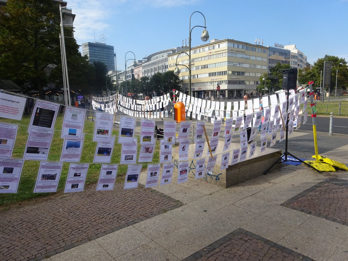 #b1709 #fckQuerdenken #FCKdieBasis
[1/3] 'Corona-Pressespiegel' (#GalerieDesGrauens) am Wittenbergplatz in #Schöneberg, gegenüber einer Gedenktafel für die Opfer der Konzentrationslager. Ein kurzer Thread🧵