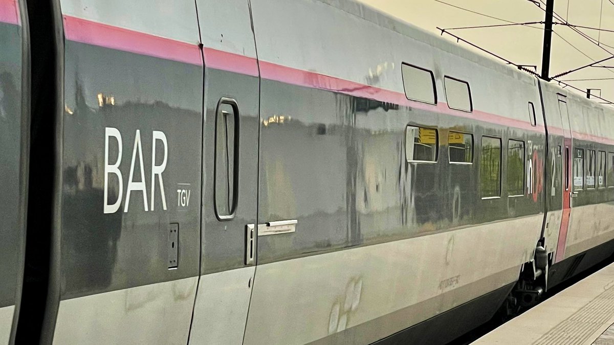 AndreasWiede's tweet photo. By single level #SNCF 🇫🇷 #TGV in #Carmillon livery from #Avignon to #Toulon tonight. The train, built in 1992, comes with a small bar-buffet @_diningcar selling light meals and drinks. We stop at #Marseille for a few minutes: time to stretch one’s legs and to take a few pictures. https://t.co/MYDJzYQBIN