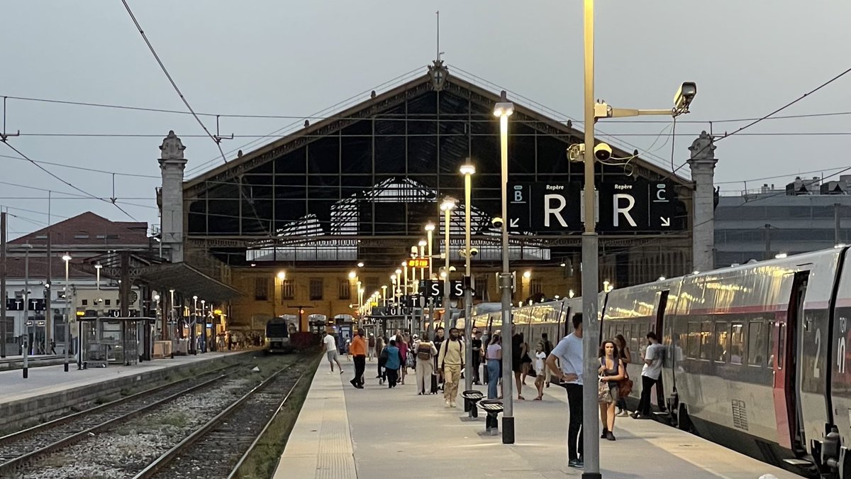 AndreasWiede's tweet photo. By single level #SNCF 🇫🇷 #TGV in #Carmillon livery from #Avignon to #Toulon tonight. The train, built in 1992, comes with a small bar-buffet @_diningcar selling light meals and drinks. We stop at #Marseille for a few minutes: time to stretch one’s legs and to take a few pictures. https://t.co/MYDJzYQBIN