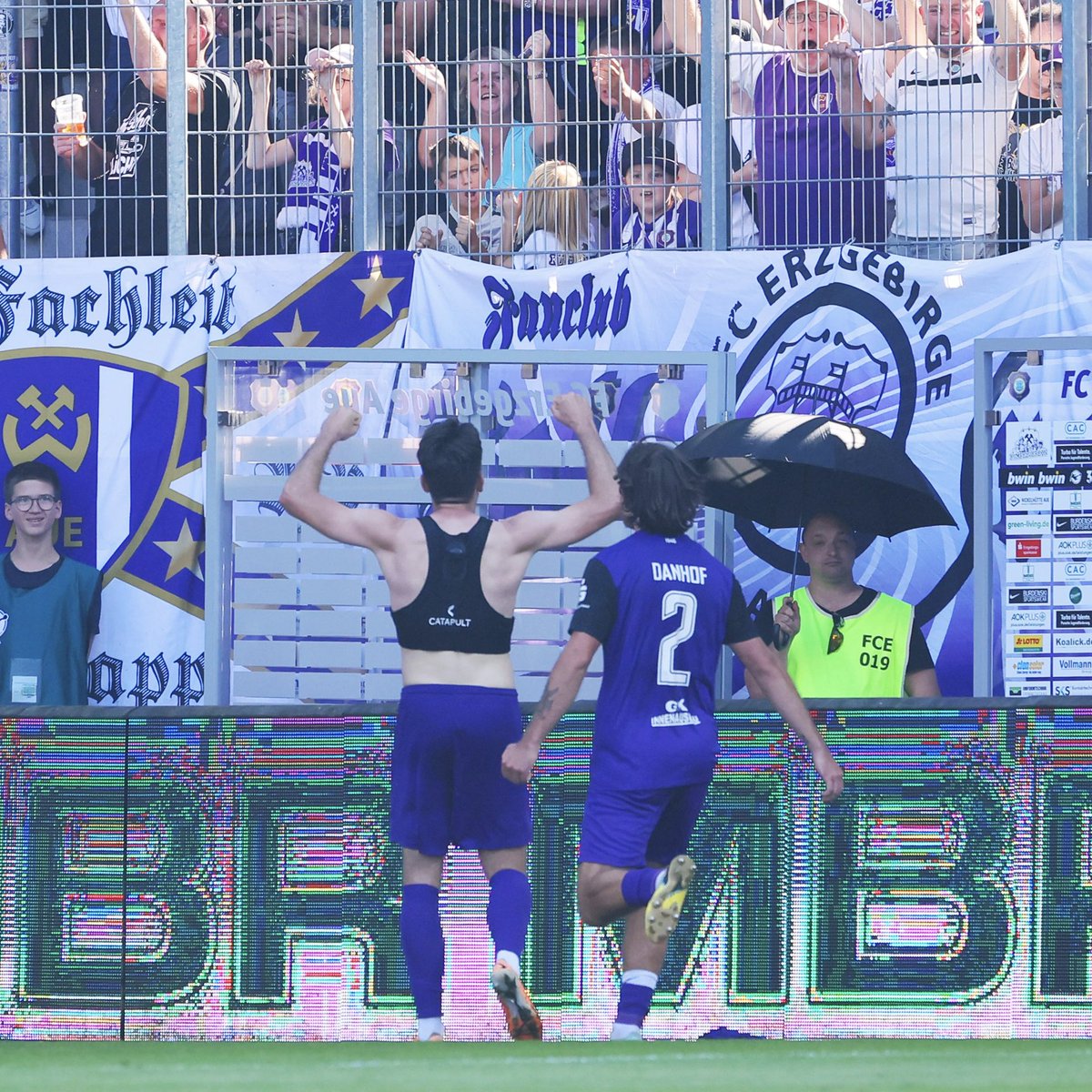 FCErzgebirgeAue's tweet photo. P.S.: Schaut mal im FanShop am #Erzgebirgsstadion vorbei, vielleicht gibt's dort ja die Flocks der Torschützen kostenlos auf die Trikots!😉💜
🛒👉🏼 https://t.co/mueXdq1QvA
#AUEHFC #AUE https://t.co/PDUsex9mne