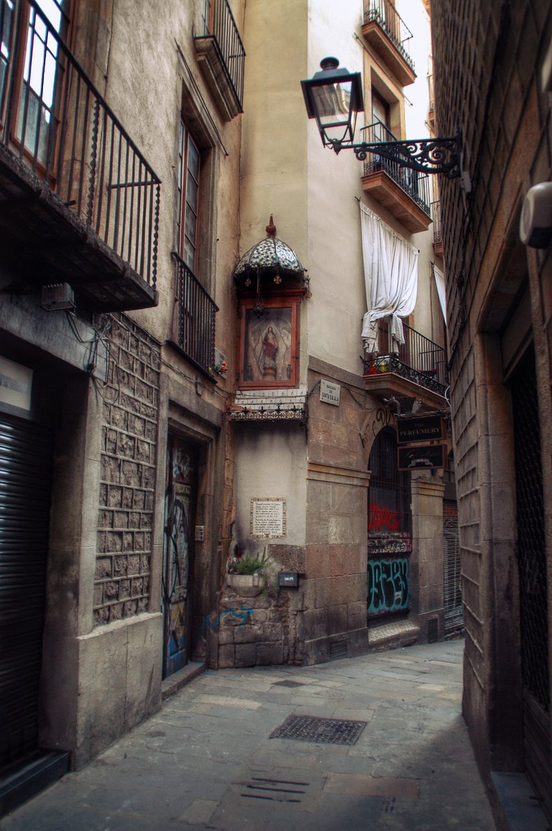 #Barcelona #BarriGòtic #ElCall #urbanphotography #streetphotography #nikonphotography #Nikon