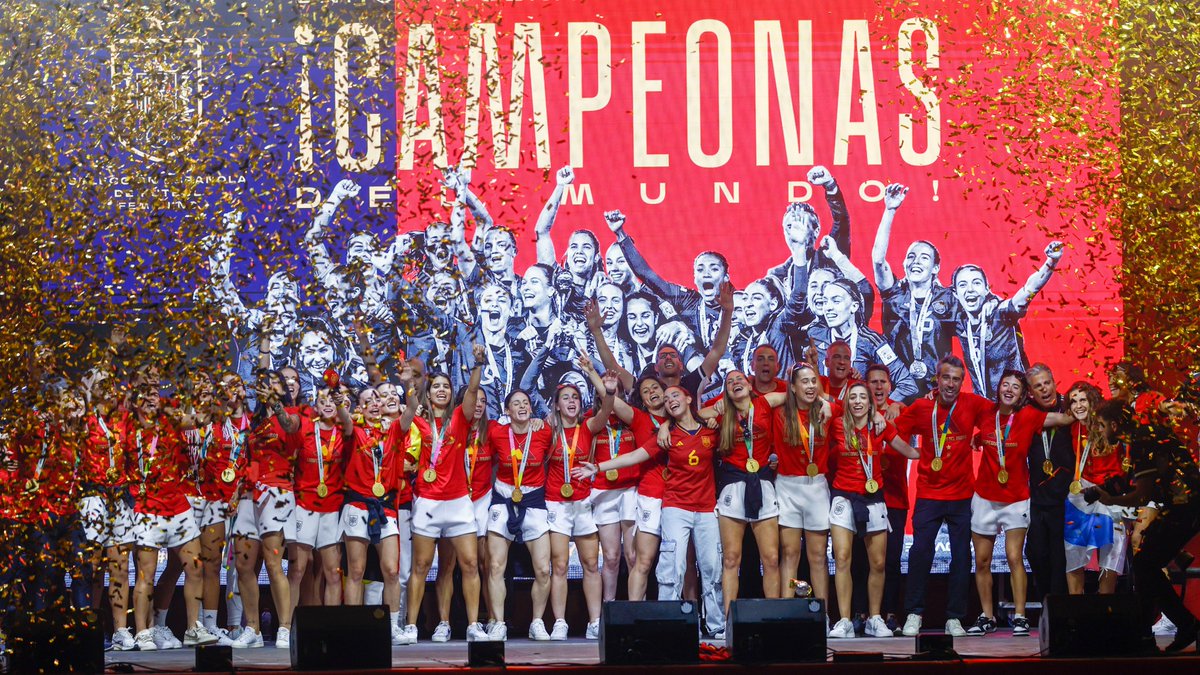 Las futbolistas, con el apoyo inestimable del Gobierno, exigen subidas de sueldo, pero no tienen razón. ¿Por qué cobran mucho menos que los hombres? ¿Es justo? ¿Cuánto deberían ganar realmente? Hilo va 🧵