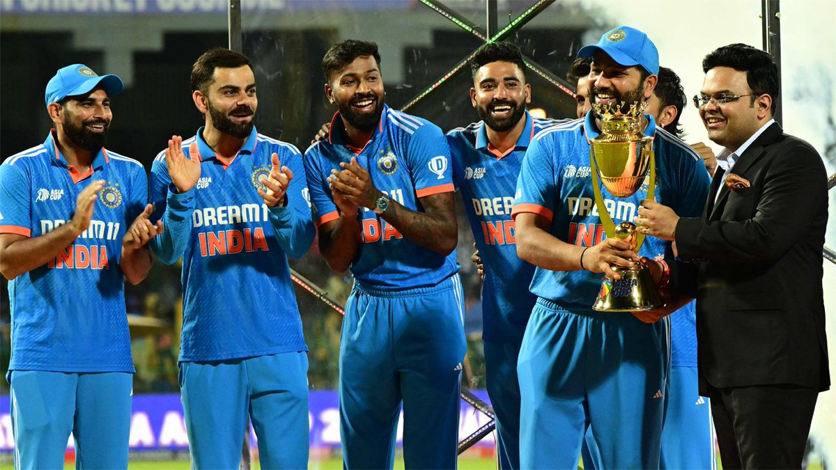 LoyalSachinFan's tweet photo. My favourite picture from this Asia Cup. The way Kohli, Hardik, Siraj and Shami were looking at Rohit Sharma and the trophy. Great vibes 💙 https://t.co/BeZeL07Z7E