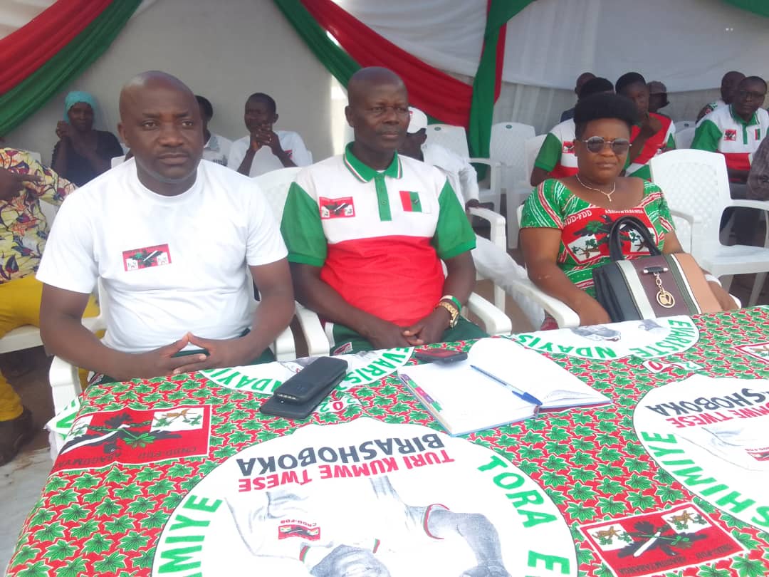 Cndd_FddRumonge's tweet photo. 1/2 Umunyamabanga w'umugambwe @CnddFdd mu ntara ya @RumongeProvince arikumwe nabagize komite y'umugambwe @CnddFdd muri @CommuneRumonge bagendeye abagumyabanga bo ku mutumba #kagongo zone kizuka aho bahuriyeyo n'imvukira z'uwo mutumba @nancymutoni https://t.co/1uZSgKmGEe