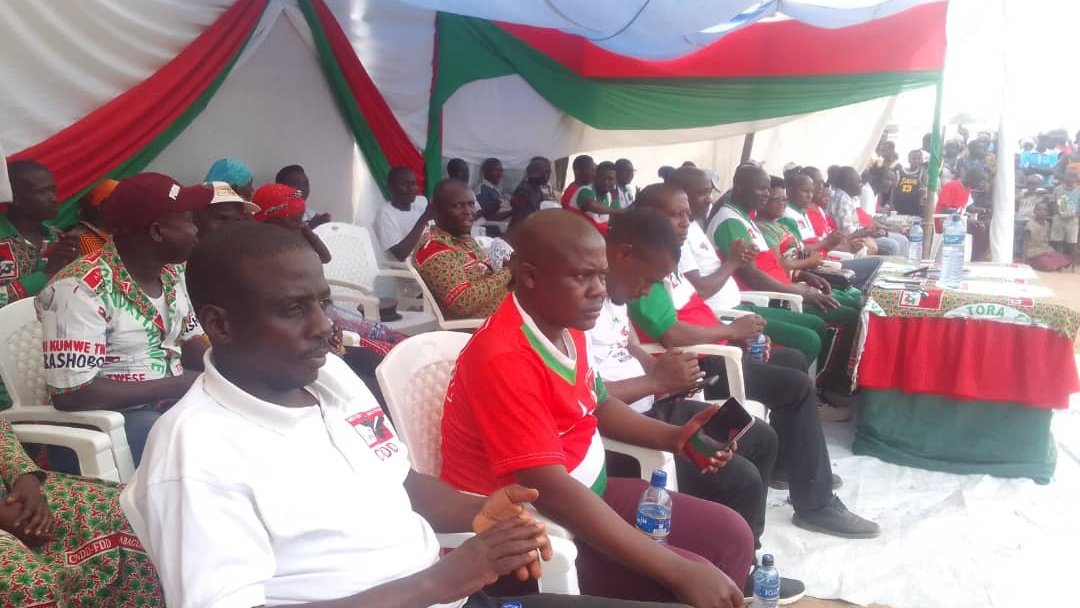 Cndd_FddRumonge's tweet photo. 1/2 Umunyamabanga w'umugambwe @CnddFdd mu ntara ya @RumongeProvince arikumwe nabagize komite y'umugambwe @CnddFdd muri @CommuneRumonge bagendeye abagumyabanga bo ku mutumba #kagongo zone kizuka aho bahuriyeyo n'imvukira z'uwo mutumba @nancymutoni https://t.co/1uZSgKmGEe