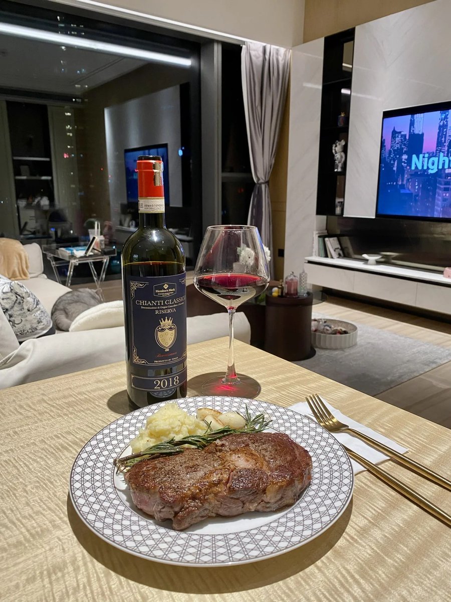 katiehardy89's tweet photo. It's best to relax with a drink of wine on a rainy day https://t.co/EF0XclFGC1