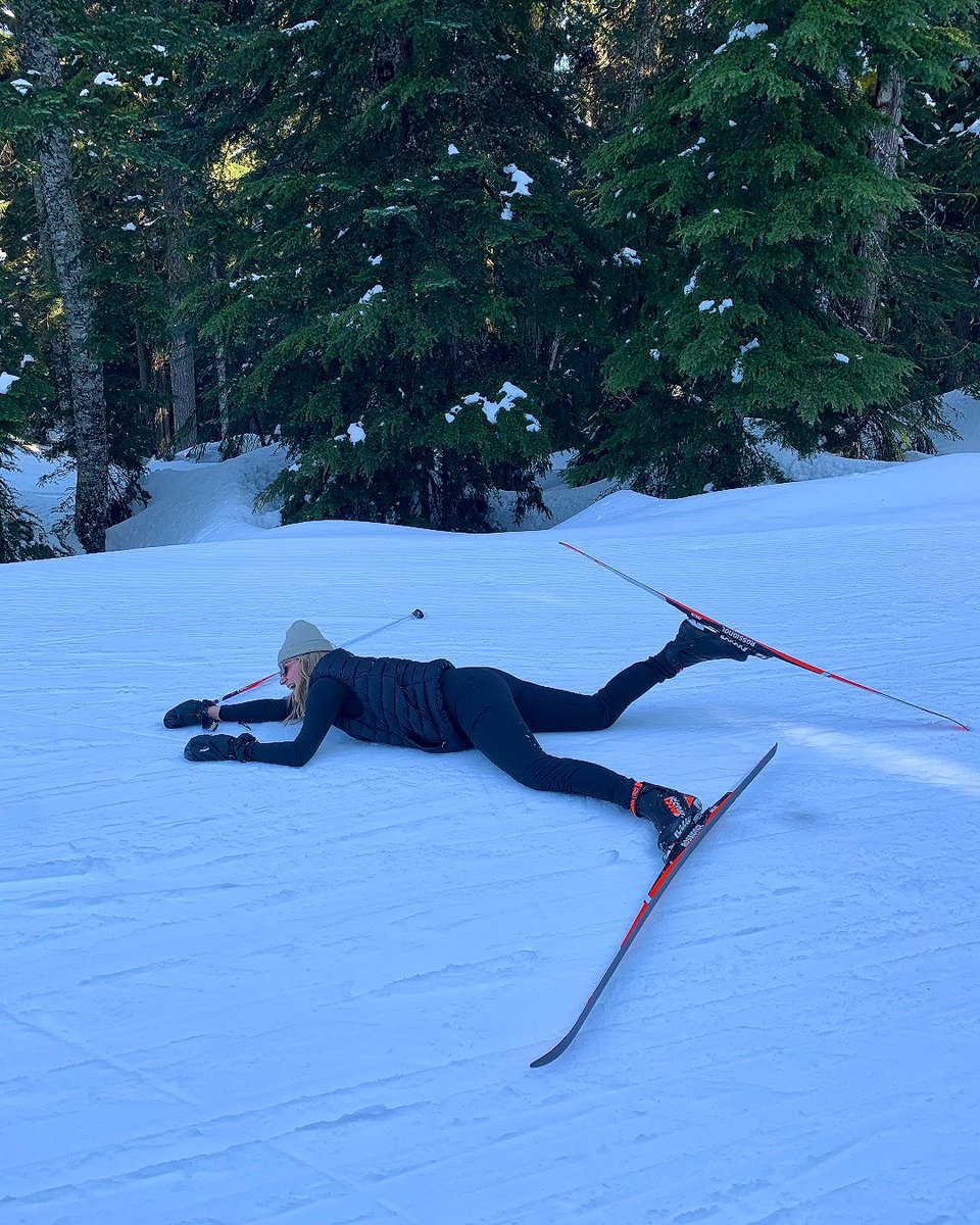 Skate skiing can be tough. Let us help. Join one of our fun skate clinics to feel how breezy it can be! Bonus: you can save big on a seasons pass if you add it to your skate ski clinic package (discounts available for full access Cross Country or Starlite Nitetimer passes)!