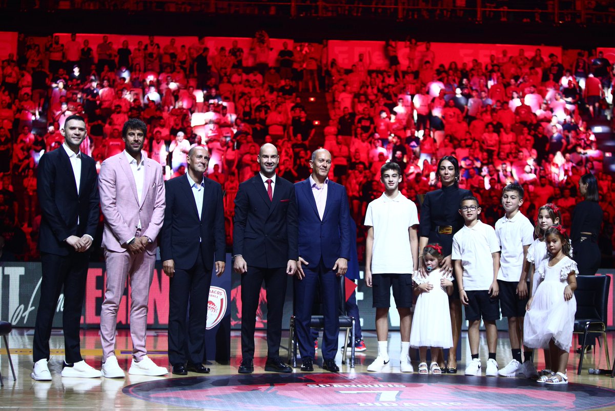 Olympiacos_BC's tweet photo. 🙌🏾🙌🏾🙌🏾 A Legendary Night For Our Forever Legend! #OlympiacosBC #TheNightOfTheLegend7 #WeAreOlympiacos #TogetherWeFight https://t.co/BpGBnCUtow