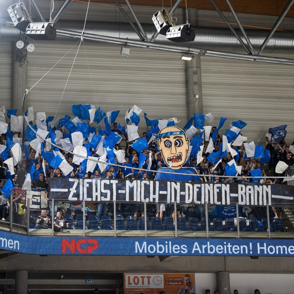 srtigersfans's tweet photo. 🔵⚪️ Auswärtssupport 🐯💪
#tigershockey #straubing #pennydel #NITvsSTR #NITSTR https://t.co/cXm1BUPDKp
