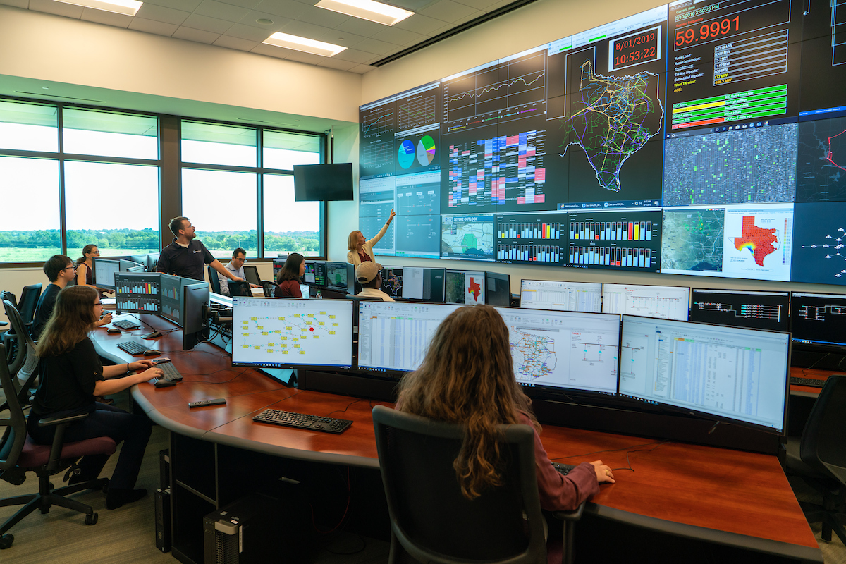 Located at the @relliscampus, the Smart Grid Center is integral to the Center for Infrastructural Renewal. Aiding in improving the Texas energy grid, the SGC works on dealing with energy sources, cybersecurity, & system monitoring for the smart grid! tx.ag/TEESSGC