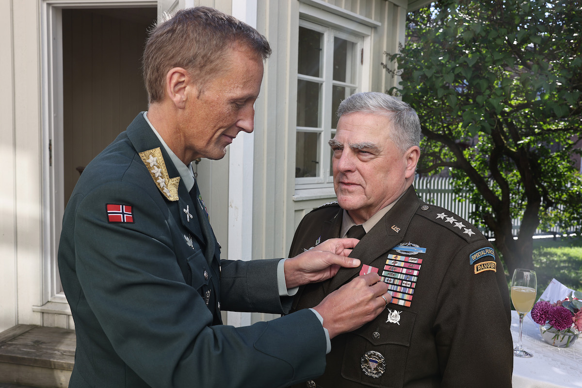 Forsvaret_no's tweet image. Gen Mark Milley chaired a meeting on global security with leaders from 14 partner and allied nations. At the meeting #GenMilley was decorated with Defence Service Medal with Laurel Branch for his leadership &amp;amp; commitment to further developing the close relationship between 🇺🇸 &amp;amp; 🇳🇴