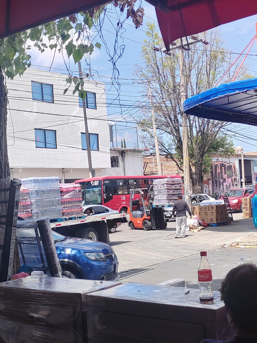 ToroPeter's tweet photo. @Trafico_ZMG @GdlMovilidad ya van varias veces que abarroteras moreno bloquean la calle en federacion y francisco sarabia para poder bajar su refrescos con total comodidad, generando trafico en la zona https://t.co/j02mzft1DF