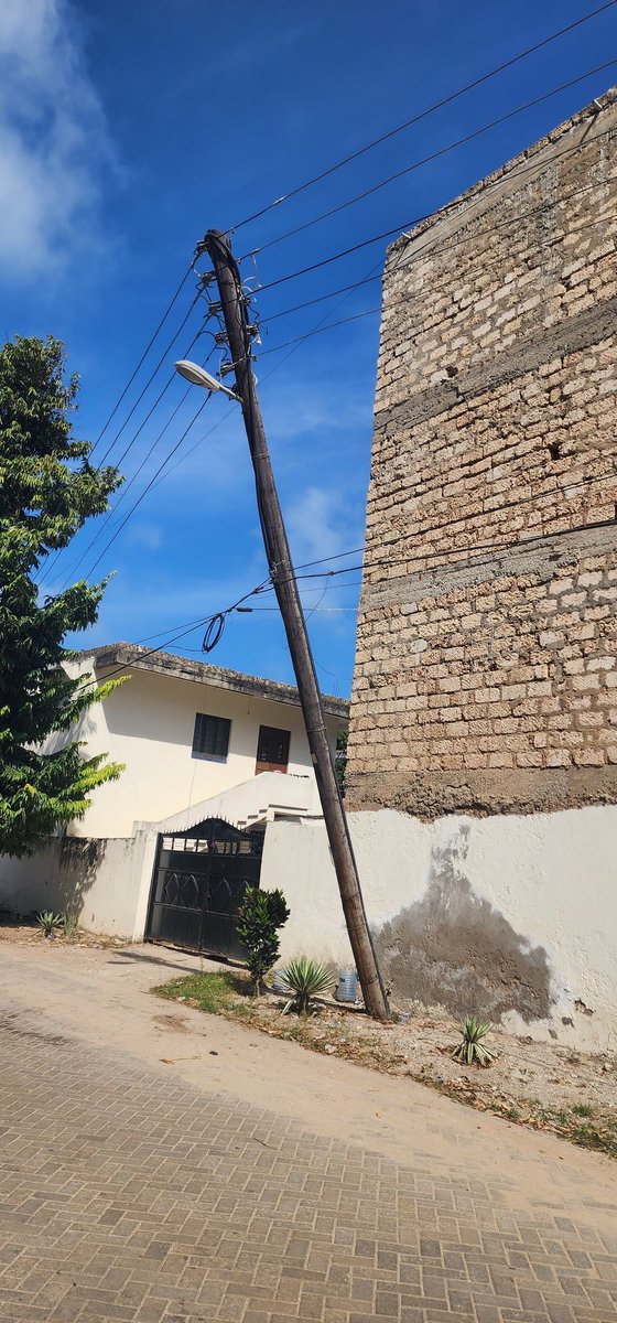 deejayskillzz's tweet photo. @KenyaPower @KenyaPower_Care this pole needs urgent attention before disaster strikes...4th avenue nyali mombasa. https://t.co/p6qMcsmCZP