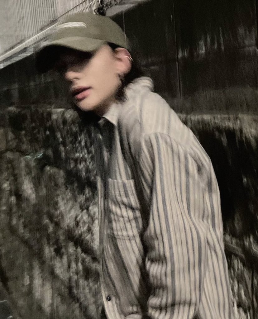 #hyunho ау, в котором горячие руки, тяжёлое дыхание на своих устах, один воздух на двоих и строки из песни раскрыли чувства, охраняемые церберами и тысячами цепей долгие годы 
-прикоснись ко мне, заставь меня дышать
-помоги мне чувствовать себя живым человеком

#hyunjin #leeknow