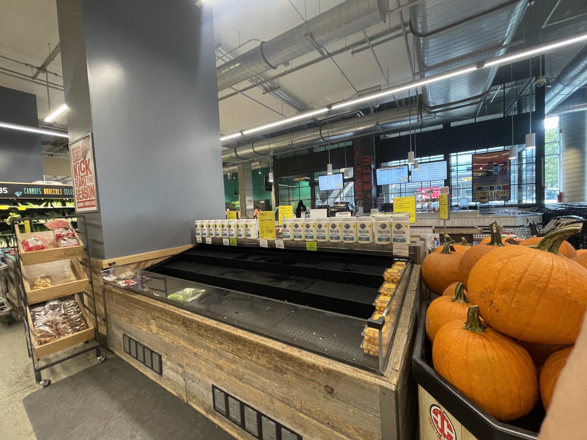 ChaniWWiggins's tweet photo. Hey, ⁦⁦@WholeFoods⁩ , can’t help but wonder if empty produce shelves like the ones at the H St NE location are a common occurrence at your Bethesda and Clarendon stores… https://t.co/lPMrYeFgGQ