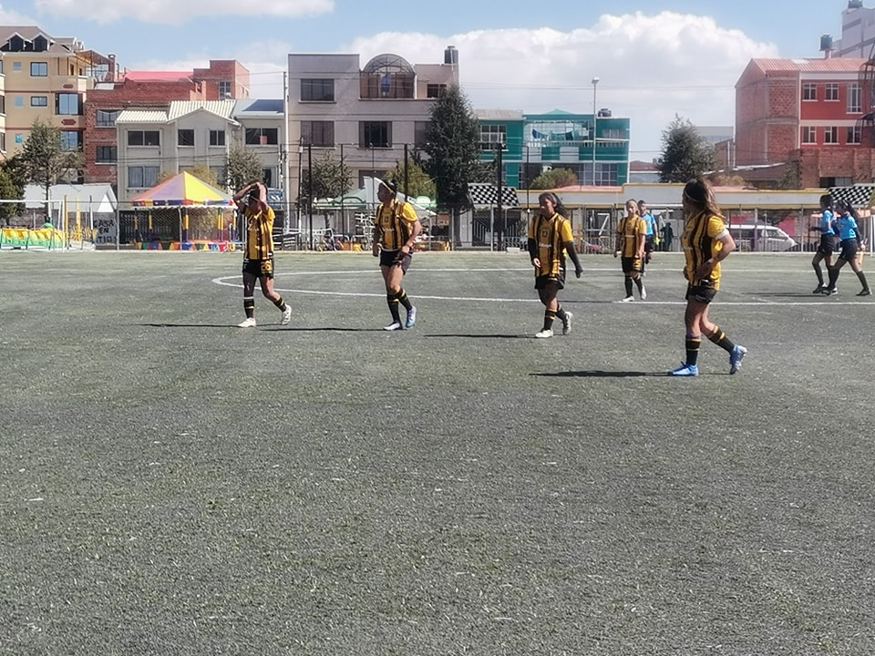 ElDerribador's tweet photo. #ElDerribador
📷 #Satelite #CanchaMilluni
#TorneoPrimera"A"
#TheStrongestFemenino   3📷 0 #ClubImperio
Final del primer tiempo
Seguinos en la radio:
Erbol Radio 100.9 FM https://t.co/KmdND551t7