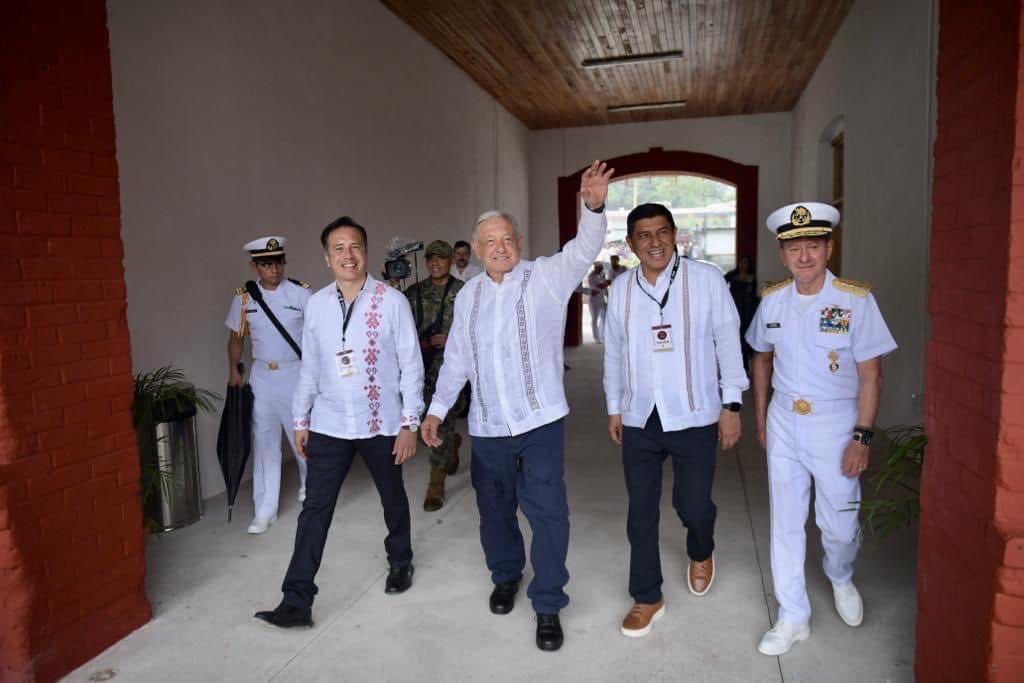 CuitlahuacGJ's tweet photo. ¡Histórico! Con el Presidente Andrés Manuel López Obrador recorremos el Istmo de Tehuantepec en el tren de pasajeros que comunicará Salina Cruz en Oaxaca con Coatzacoalcos en Veracruz. https://t.co/GEXmP5DxI0