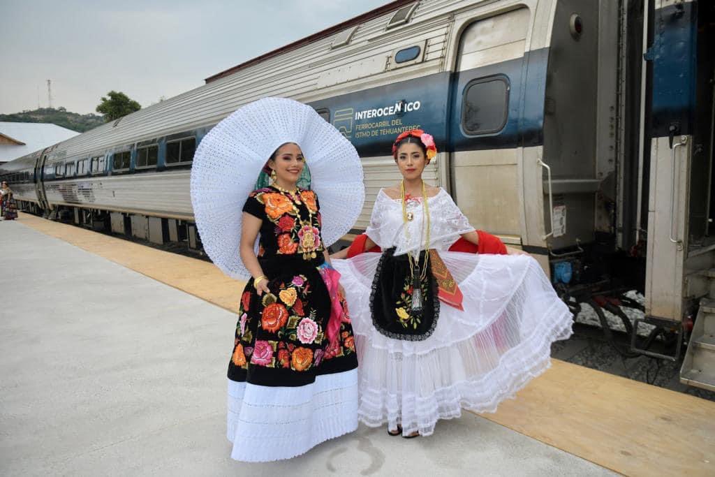 CuitlahuacGJ's tweet photo. ¡Histórico! Con el Presidente Andrés Manuel López Obrador recorremos el Istmo de Tehuantepec en el tren de pasajeros que comunicará Salina Cruz en Oaxaca con Coatzacoalcos en Veracruz. https://t.co/GEXmP5DxI0