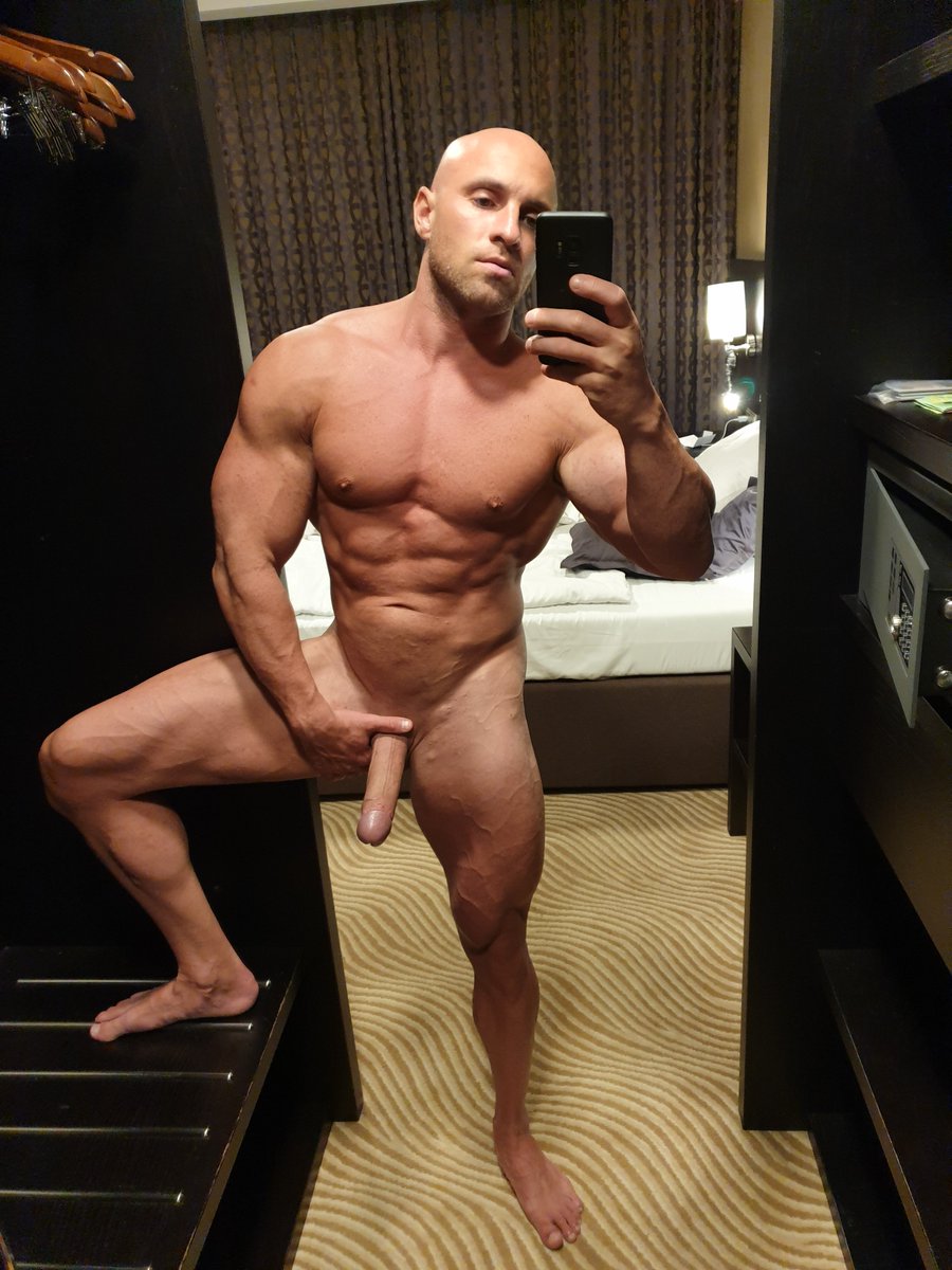 Subscribe and tell me how bad you wanna suck my cock!😈