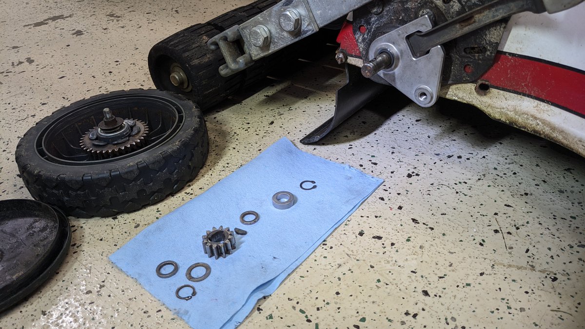 ItsMcMikeTime's tweet photo. Had a little issue with our RR Adjuster arm this weekend that was causing some issues getting power down to the RR.  Factory shipped us spares and we're all ready for next weekend's round. 

#McMower #FormulaLawn #Mowichiro #F1 https://t.co/aCaOCLNENd