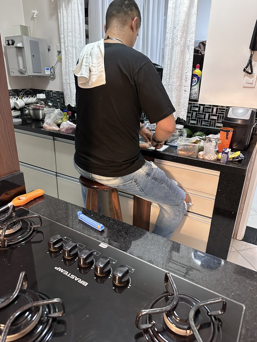 A_Falvia's tweet photo. Meu namorado reclama da cozinha da minha casa que parece de brinquedo pra ele, o pobi não alcança de tão baixa. AI EU ARRANJEI UM BANQUINHO BISTRÔ PARA ELE COZINHAR PRA MIM ❤️
Sério, o antes e o depois dessa coluna é outra coisa. https://t.co/ya7ZRWyysf