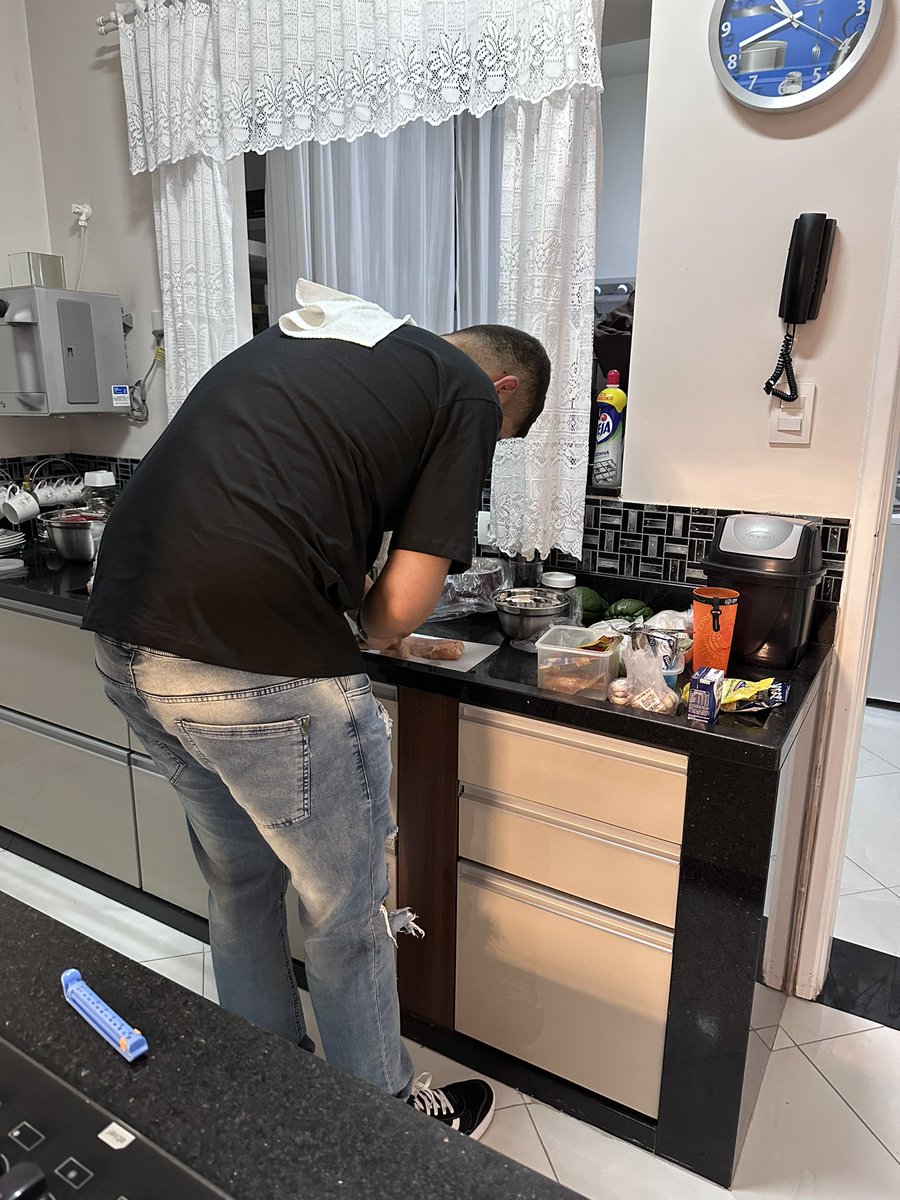 A_Falvia's tweet photo. Meu namorado reclama da cozinha da minha casa que parece de brinquedo pra ele, o pobi não alcança de tão baixa. AI EU ARRANJEI UM BANQUINHO BISTRÔ PARA ELE COZINHAR PRA MIM ❤️
Sério, o antes e o depois dessa coluna é outra coisa. https://t.co/ya7ZRWyysf