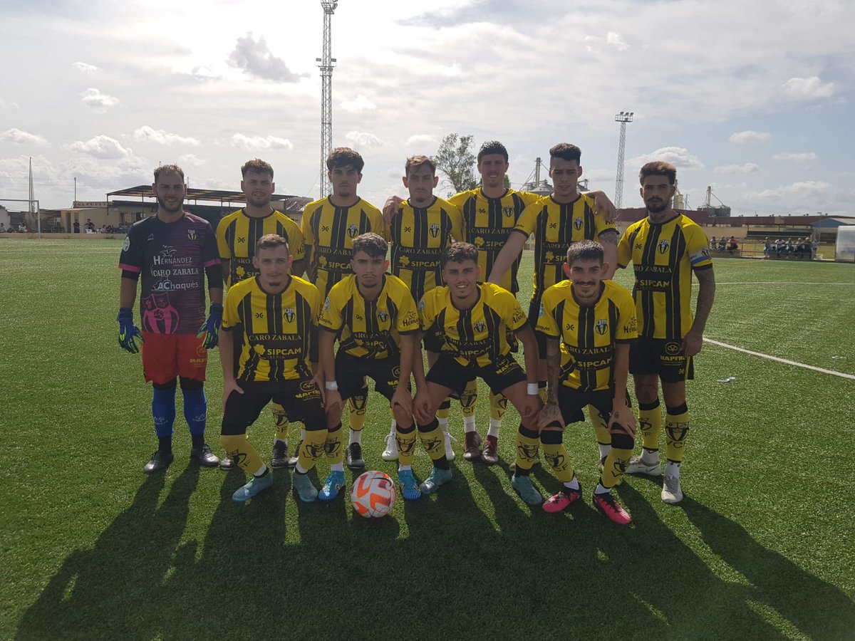AlexMR1993's tweet photo. 1 partido de la temporada! No nos salieron las cosas de nuestro lado quizás las ganas de jugar en las que hay nervios. Seguiremos trabajando entrenando y luchando. Por mi parte a sido un sueño de debutar en esta categoría en este gran equipo seguiremos adelante no hay duda!! 💛 https://t.co/CRpHvytWx0
