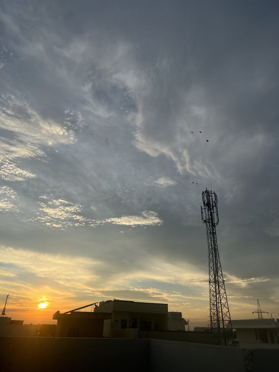 سادہ ترین الفاظ میں 1میٹر بائی 1 میٹر کی پختہ سطح پر اگر 1mm بارش ہو تو یہ 1 لٹر پانی بنے گا۔

اس فارمولے کے تحت 4اسکوائر کلومیٹر (2 کلومیٹر بائی 2 کلومیٹر) کے پختہ ایریا پر اگر صرف ایک ملی میٹر بارش ہو جائے تو یہ تقریباً 1MG یا ایک ملیئن گیلن پانی کا حجم فراہم کرے گی۔