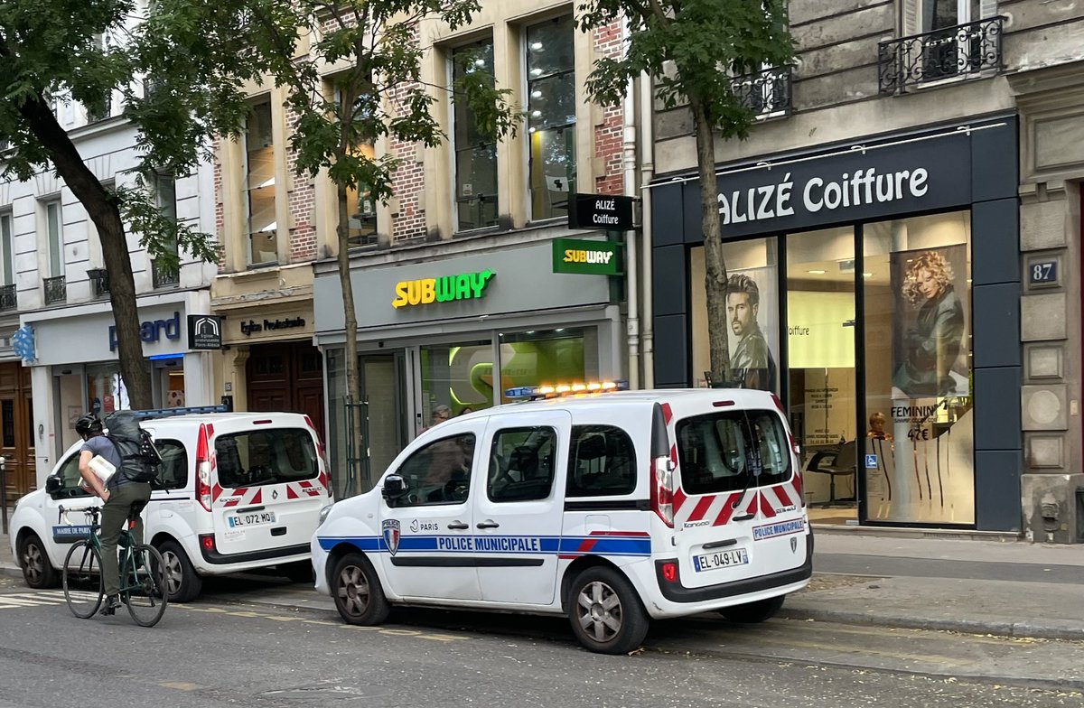 SimonPotssi's tweet photo. @carine_petit  cela fait 4 fois que je croise la PM stationnée sur des places livraison, pendant des contrôles vélo. Ceux-ci sont certes nécessaires, mais ne justifient pas une infraction à laquelle d’ailleurs ce derniers sont les premiers à verbaliser. 
14/09/23 17h52 a Alésia. https://t.co/gcBpmArr3u