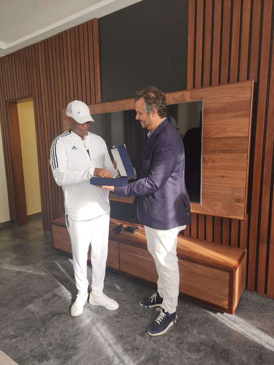 aprfcofficial's tweet image. Umuyobozi wa Pyramids FC Mamdouh Eid yahuye n&apos;Umuyobozi wa APR FC ubwo igice cya mbere cy&apos;umukino wahuje aya makipe yombi kirangiye, baraganira ashimira cyane Ubuyobozi bwa APR FC uko babakiriye anagenera impano Umuyobozi wa APR FC.

#LionsHospitality
#FootballUnity
#PYRAMIDS