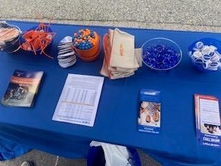 MetroCU's tweet photo. Reading branch staff had a fantastic time at the Reading Fall Street Faire last weekend. It’s always great to join in the fun and be part of this community event! #community #readingma #fun #peoplehelpingpeople #creditunionsrock https://t.co/FvbGo8YMGE