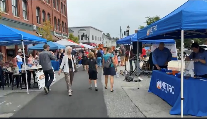 MetroCU's tweet photo. Reading branch staff had a fantastic time at the Reading Fall Street Faire last weekend. It’s always great to join in the fun and be part of this community event! #community #readingma #fun #peoplehelpingpeople #creditunionsrock https://t.co/FvbGo8YMGE