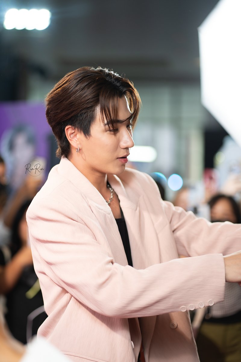 RinrinRis's tweet photo. ช่วงพบปะแฟนคลับเล็กน้อย คุณเขาใจดีมากเลย 😭
#MCHOICE2023
#EucerinxPerth
#KDPPE
#PerthTanapon https://t.co/ByrmLLZJBu