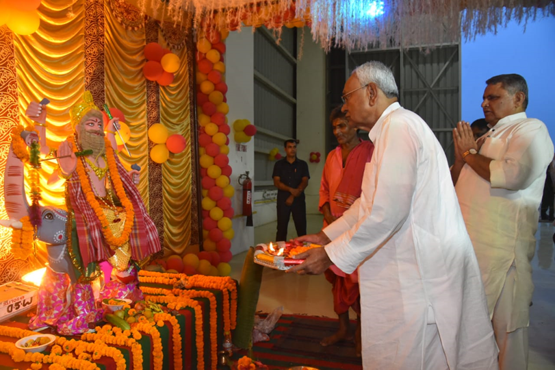 NitishKumar's tweet photo. विश्वकर्मा पूजा के अवसर पर पटना हवाई अड्डा स्थित स्टेट हैंगर, विशेष सुरक्षा बल के कार्यालय परिसर, मुख्य सचिवालय प्रांगण एवं नवीन पुलिस केन्द्र स्थित राज्य पुलिस परिवहन मुख्यालय, पटना में स्थापित भगवान विश्वकर्मा की प्रतिमा के समक्ष पूजा-अर्चना की तथा राज्यवासियों की सुख, शांति एवं समृद्धि की कामना की।