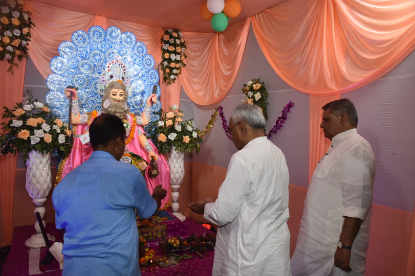NitishKumar's tweet photo. विश्वकर्मा पूजा के अवसर पर पटना हवाई अड्डा स्थित स्टेट हैंगर, विशेष सुरक्षा बल के कार्यालय परिसर, मुख्य सचिवालय प्रांगण एवं नवीन पुलिस केन्द्र स्थित राज्य पुलिस परिवहन मुख्यालय, पटना में स्थापित भगवान विश्वकर्मा की प्रतिमा के समक्ष पूजा-अर्चना की तथा राज्यवासियों की सुख, शांति एवं समृद्धि की कामना की।