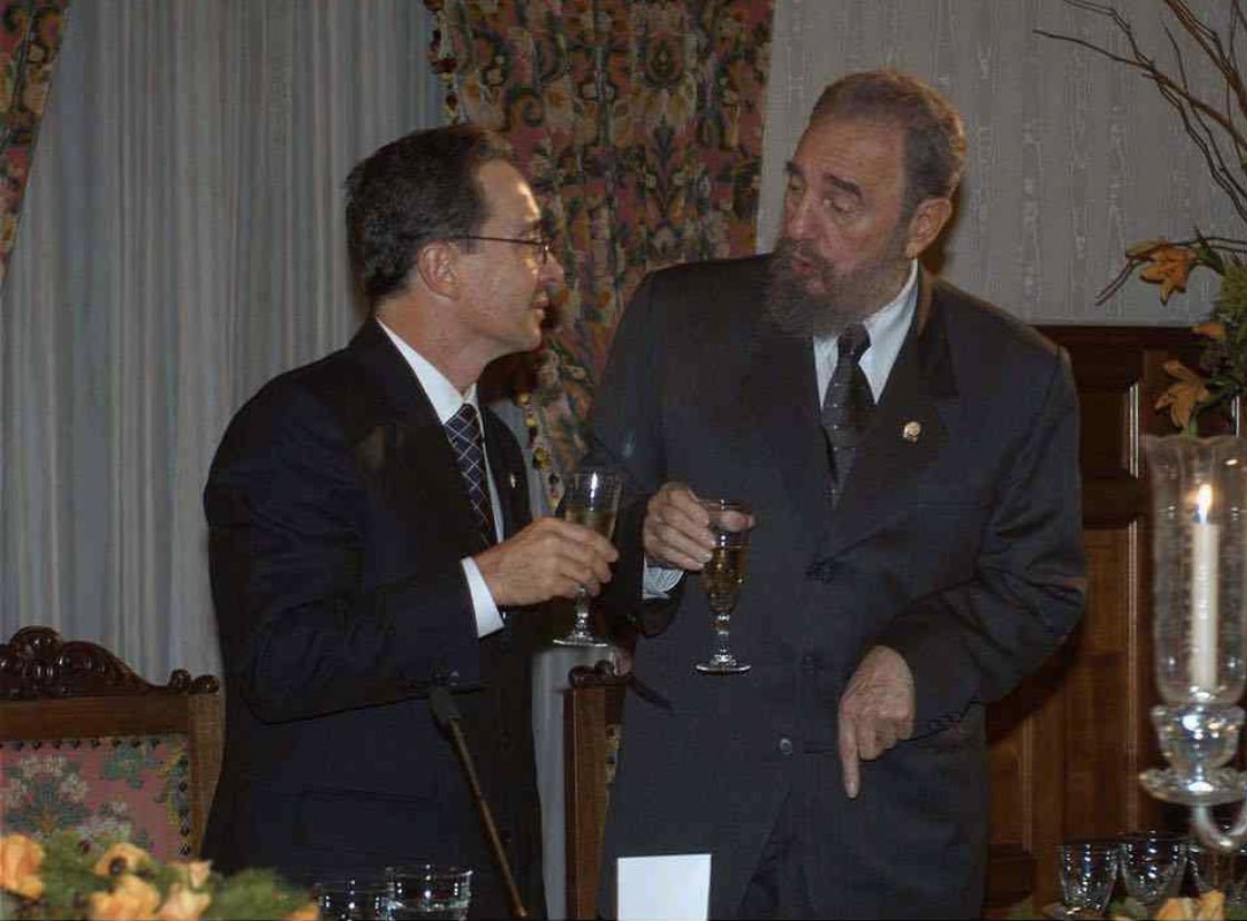 juanda158392211's tweet photo. Le rinden homenajes a los héroes de la revolución China, beben vino con Castro en Cuba, se alían con el ELN, lamentan la muerte de delincuentes como Popeye, son amigos de Chávez y ahí si no dicen ni mu si son ellos. Pero si fuera Petro, seguro dirían, las guerrillas, el comunismo.

Por último que les quede claro, Petro no es Fidel Castro, Ni Chávez, ni Maduro. Ellos si son dictadores, solo mandaban ellos, y cerraban a aquel que le quisieran hacer oposición. En Cambio Petro, todos los días tiene que inventarse montajes de Vicky Dávila, de la oposición y los ha cerrado? Los ha callado? No así que no comparen.