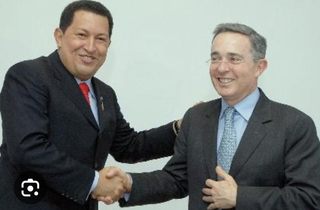 juanda158392211's tweet photo. Le rinden homenajes a los héroes de la revolución China, beben vino con Castro en Cuba, se alían con el ELN, lamentan la muerte de delincuentes como Popeye, son amigos de Chávez y ahí si no dicen ni mu si son ellos. Pero si fuera Petro, seguro dirían, las guerrillas, el comunismo.

Por último que les quede claro, Petro no es Fidel Castro, Ni Chávez, ni Maduro. Ellos si son dictadores, solo mandaban ellos, y cerraban a aquel que le quisieran hacer oposición. En Cambio Petro, todos los días tiene que inventarse montajes de Vicky Dávila, de la oposición y los ha cerrado? Los ha callado? No así que no comparen.