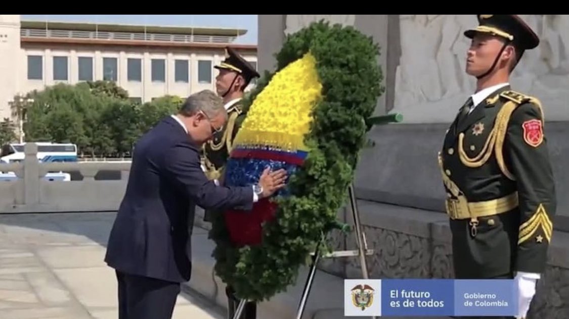 juanda158392211's tweet photo. Le rinden homenajes a los héroes de la revolución China, beben vino con Castro en Cuba, se alían con el ELN, lamentan la muerte de delincuentes como Popeye, son amigos de Chávez y ahí si no dicen ni mu si son ellos. Pero si fuera Petro, seguro dirían, las guerrillas, el comunismo.

Por último que les quede claro, Petro no es Fidel Castro, Ni Chávez, ni Maduro. Ellos si son dictadores, solo mandaban ellos, y cerraban a aquel que le quisieran hacer oposición. En Cambio Petro, todos los días tiene que inventarse montajes de Vicky Dávila, de la oposición y los ha cerrado? Los ha callado? No así que no comparen.