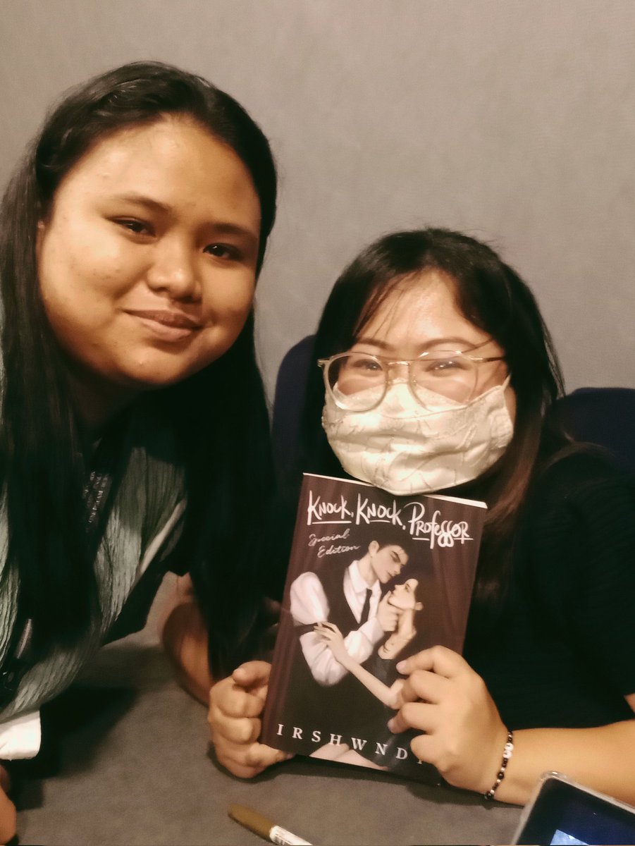 ryslexx's tweet photo. super happyyy to meet you again today ate @irshwndy!!!🥺🤍 sayang hindi umabot ang HL q for MIBF :< mahal kita so much!!!💋 https://t.co/5l8gonekGW