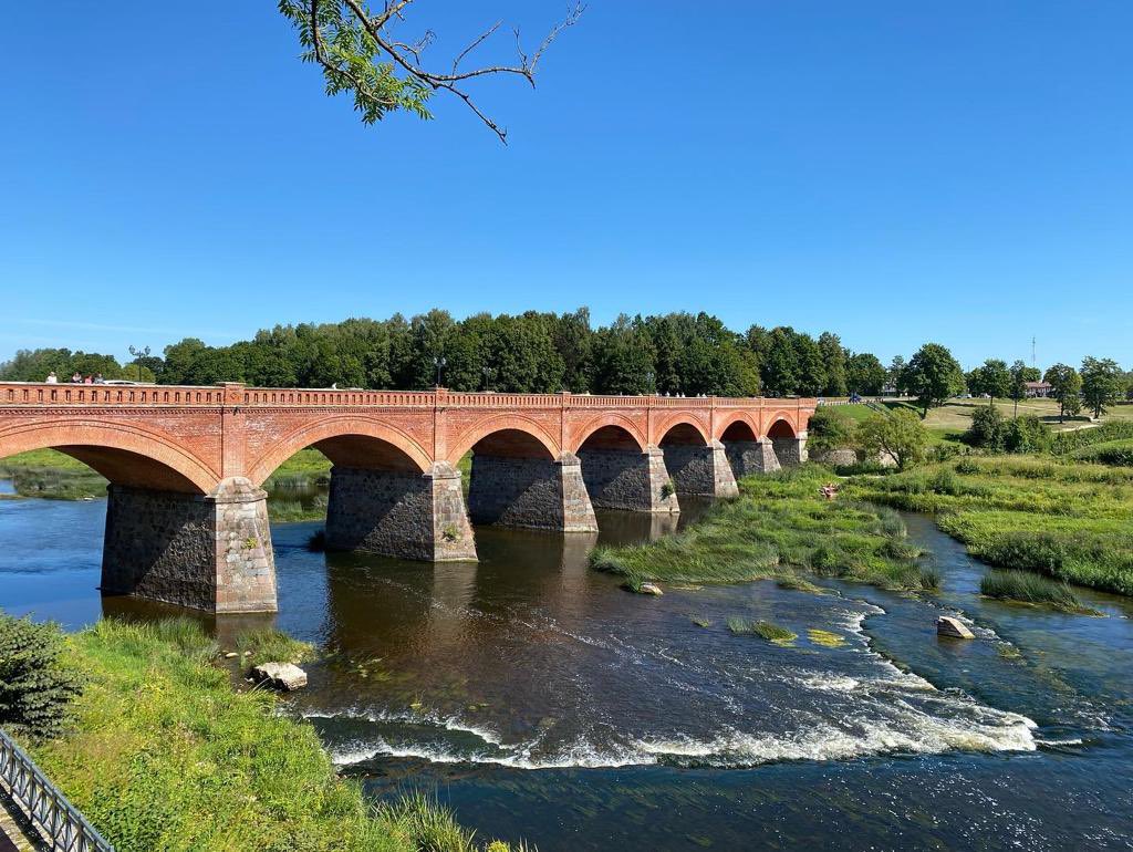 Lieliskas ziņas no UNESCO sanāksmes Rijādā, Kuldīgas vecpilsēta ir iekļauta UNESCO Pasaules mantojuma sarakstā. Apsveicu <a href="/kuldigalv/">Kuldīga</a>, tas ir apliecinājums rūpīgam un ilgam darbam, lai saglabātu un pilnveidotu pilsētas unikālo mantojumu! Paldies <a href="/Arlietas/">Ārlietu ministrija 🇱🇻 | #atbalstuUkrainu 🇺🇦</a> par atbalstu šajā procesā