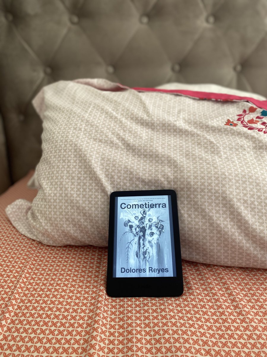 Domingo para leer desde la cama ❤️ Este es nuestro #LibroDelFinDeSemana 📖 ¿Cuál es el tuyo?⬇️