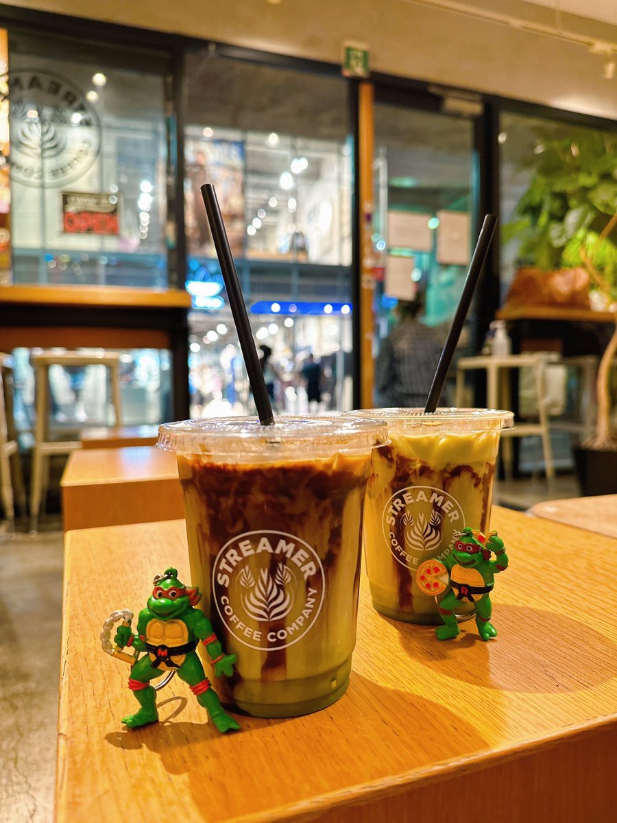 TMNT_SUCO's tweet photo. もちろんコラボ店も制覇🐢🐢🐢🐢
カメ村全力貢献🥤🍕🍩🐢
古着屋のVANCYのお姉さんフレンドリーで優しくて感動🙏🏻また行きます
#streamer #caitterspizza #BPCdonuts #tmnt
#ミューパニ #アメ村 https://t.co/q3jqez5LnT