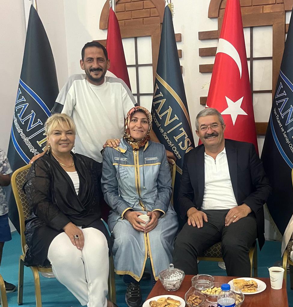 İlimizin Gastronomi Turizmine çok katkı sunacağına inandığımız, coğrafi işaretli ürünlerimiz ile fazlasıyla zengin Van mutfağımızın muazzam lezzetlerinin sergilendiği Van Mutfak Gurme Fuarı.
İlimize olan katkılarından dolayı <a href="/NecdetTakva/">Necdet Takva</a> başkanımıza teşekkürlerimizi sunuyoruz.