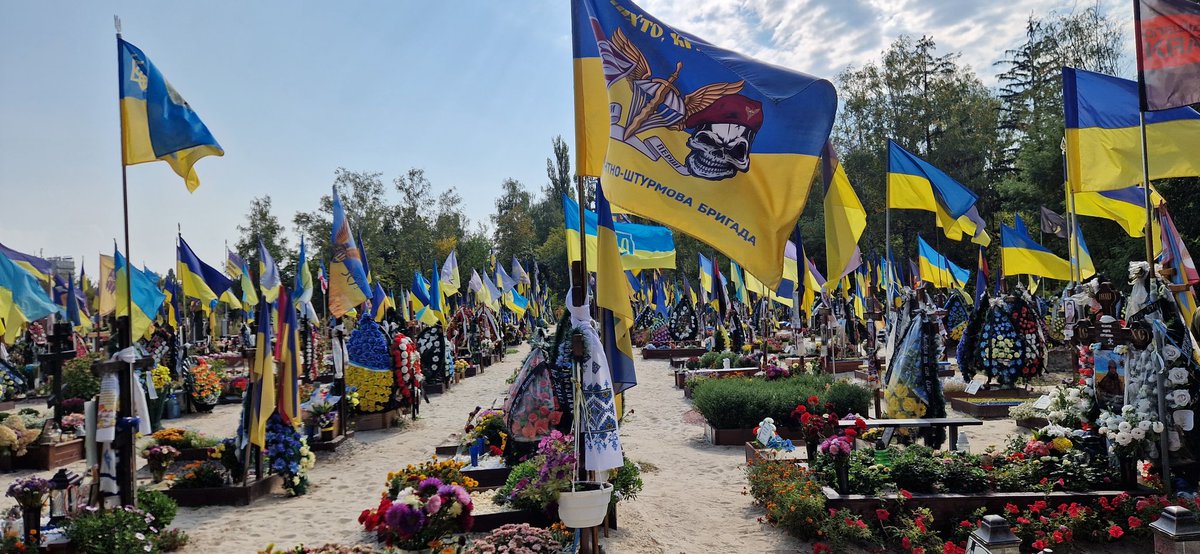 ASarnatska's tweet photo. Сходила на два похорони побратимів за один день. Не можу про них писати. Не можу дивитись на їх фото. 
Постійно бачу на вулиці когось із них. Потім приглядаюсь - а нє, не він. Ну да, він же мертвий. 

Пару місяців всюди бачила Туриста, потім Сокола, Шульца. 
Зараз період Зими. https://t.co/lvR6wecYJ6