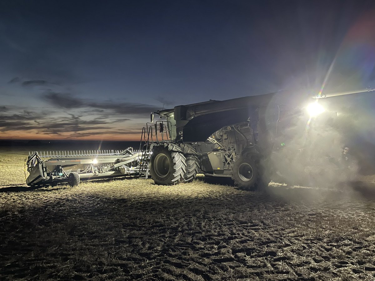 Snapped this picture while we were cleaning things off. It might be one of my favourites #harvest2023 #fendt #geringhoff <a href="/fulllineag/">FULL LINE AG</a>